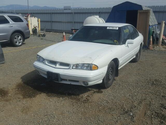 1G2HX52K8TH210009 - 1996 PONTIAC BONNEVILLE WHITE photo 2