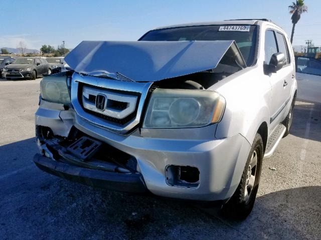 5FNYF38299B028273 - 2009 HONDA PILOT LX SILVER photo 2