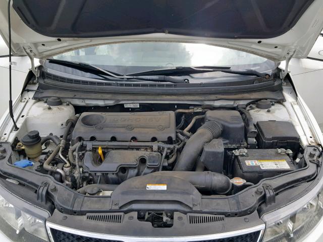 KNAFU4A22A5860229 - 2010 KIA FORTE EX WHITE photo 7