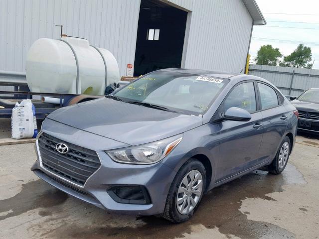 3KPC24A36JE013447 - 2018 HYUNDAI ACCENT SE GRAY photo 2