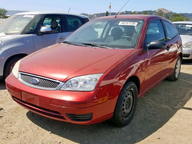 3FAFP31N75R134423 - 2005 FORD FOCUS ZX3 RED photo 2