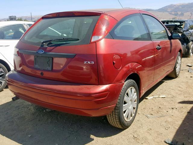 3FAFP31N75R134423 - 2005 FORD FOCUS ZX3 RED photo 4