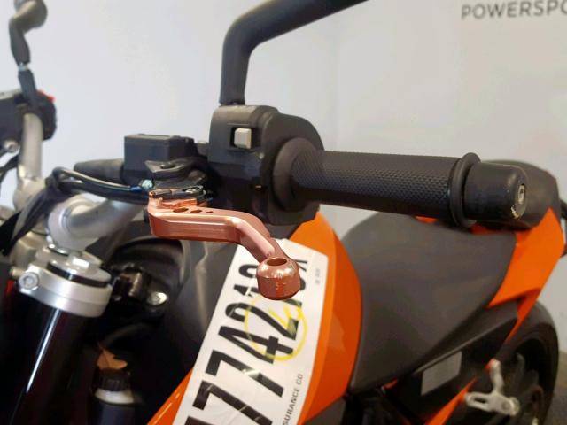 VBKLDV403HM704799 - 2017 KTM 690 DUKE ORANGE photo 11