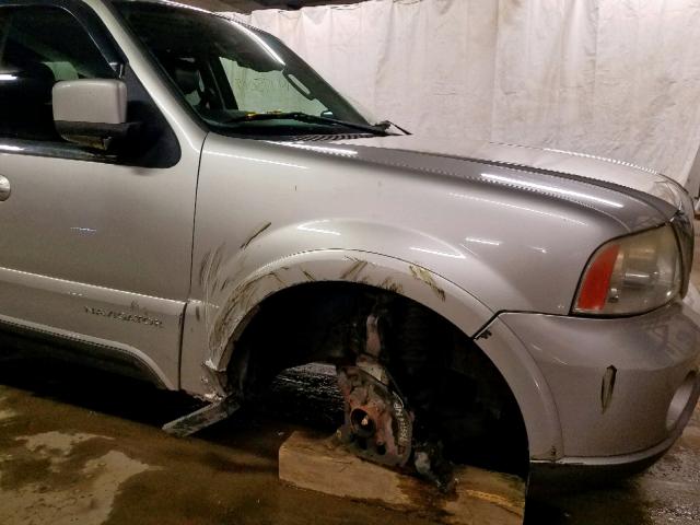 5LMFU28R33LJ39631 - 2003 LINCOLN NAVIGATOR SILVER photo 9