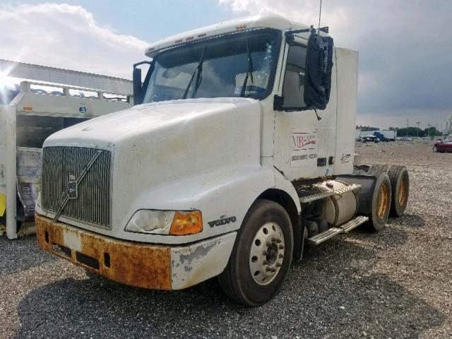 4V4MC9GF91N317047 - 2001 VOLVO VN VNM WHITE photo 2