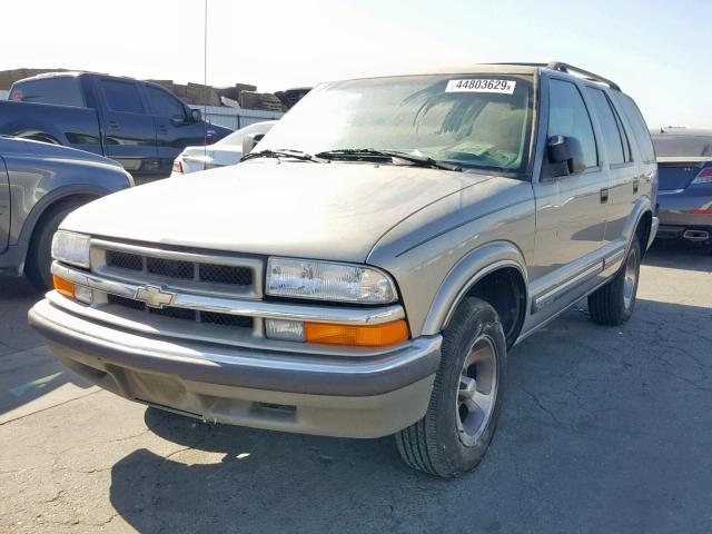 1GNCS13W3Y2352882 - 2000 CHEVROLET BLAZER TAN photo 2