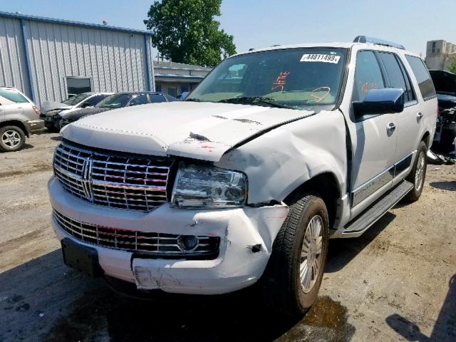 5LMFU28588LJ14261 - 2008 LINCOLN NAVIGATOR WHITE photo 2