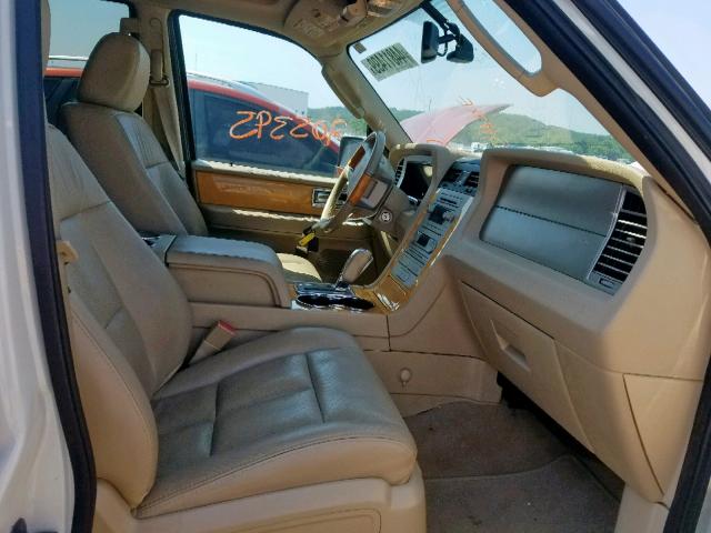 5LMFU28588LJ14261 - 2008 LINCOLN NAVIGATOR WHITE photo 5