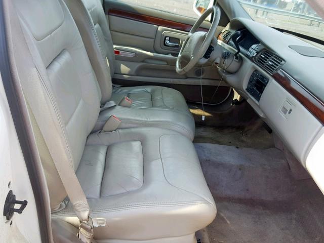 1G6KD54Y1WU776863 - 1998 CADILLAC DEVILLE WHITE photo 5