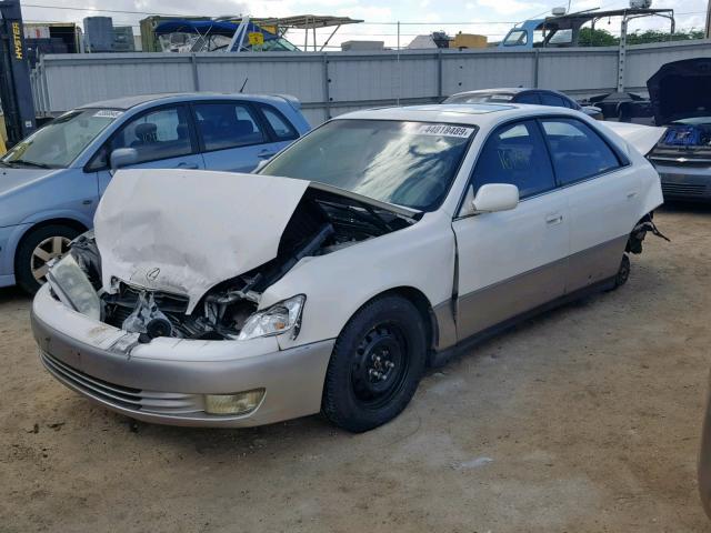 JT8BF28G4W0126065 - 1998 LEXUS ES300 WHITE photo 2