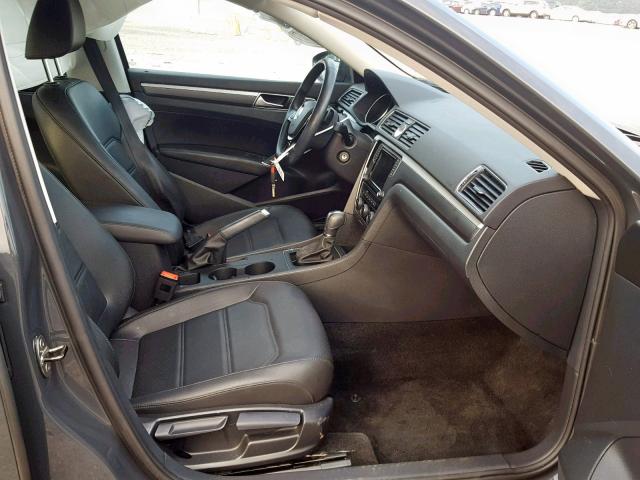 1VWDT7A30HC069546 - 2017 VOLKSWAGEN PASSAT R-L GRAY photo 5
