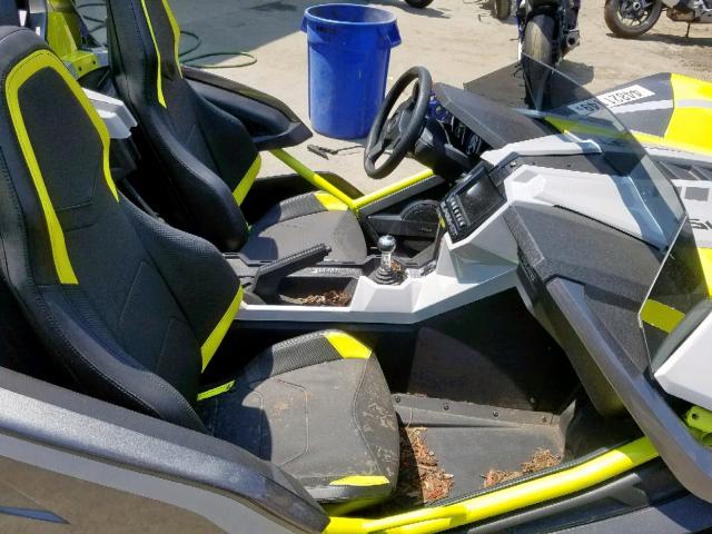57XAARFA5J8126273 - 2018 POLARIS SLINGSHOT GRAY photo 5