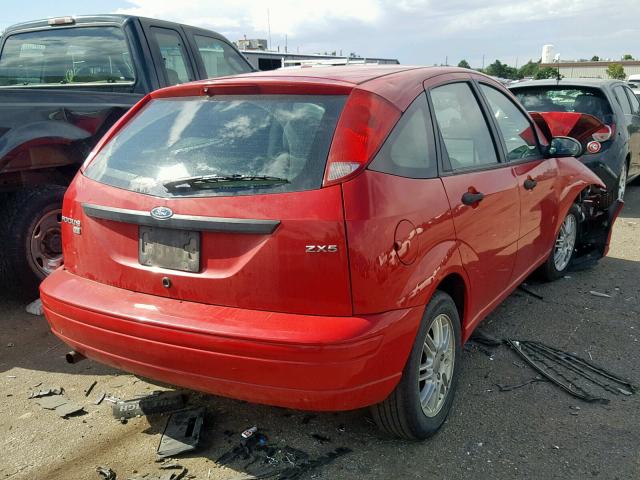 3FAFP37N35R129906 - 2005 FORD FOCUS ZX5 RED photo 4