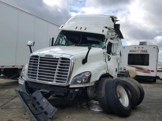 3AKJGLDR3HSJA5600 - 2017 FREIGHTLINER CASCADIA 1 WHITE photo 2