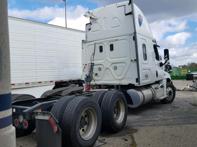 3AKJGLDR3HSJA5600 - 2017 FREIGHTLINER CASCADIA 1 WHITE photo 4