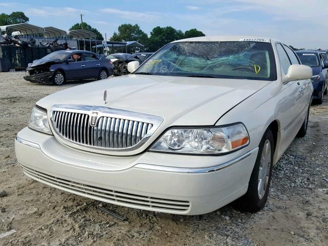 1LNHM83W14Y601927 - 2004 LINCOLN TOWN CAR U WHITE photo 2