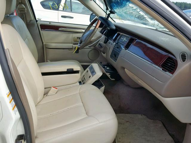 1LNHM83W14Y601927 - 2004 LINCOLN TOWN CAR U WHITE photo 5