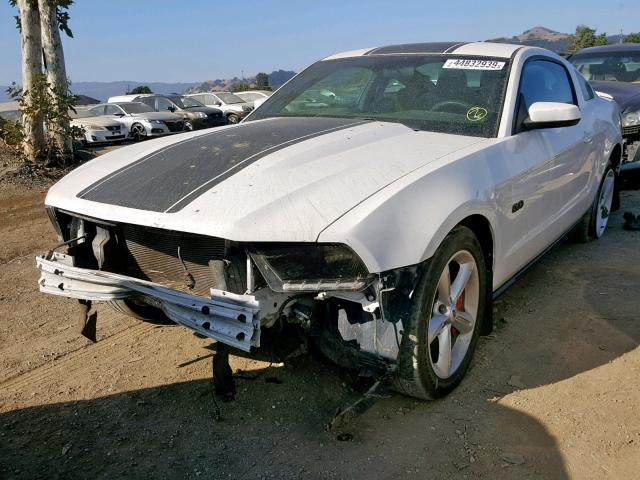 1ZVBP8CF9B5152543 - 2011 FORD MUSTANG GT WHITE photo 2