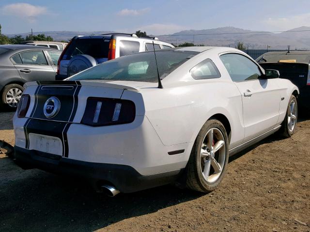 1ZVBP8CF9B5152543 - 2011 FORD MUSTANG GT WHITE photo 4