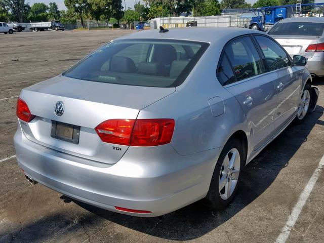 3VW3L7AJ0BM031461 - 2011 VOLKSWAGEN JETTA TDI SILVER photo 4