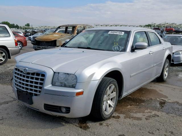 2C3KA53G67H613164 - 2007 CHRYSLER 300 TOURIN SILVER photo 2