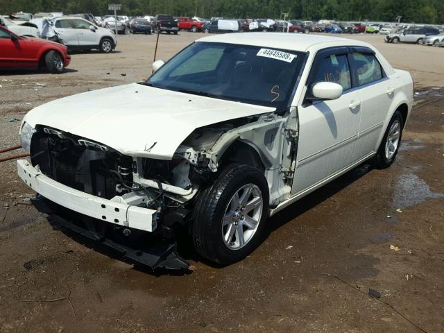 2C3KA53G57H869554 - 2007 CHRYSLER 300 TOURIN WHITE photo 2