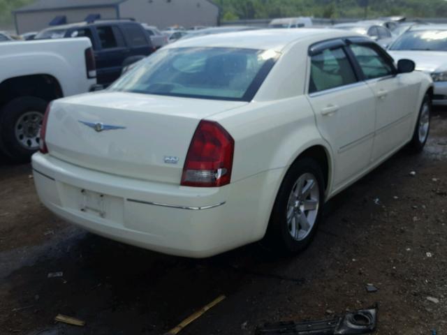 2C3KA53G57H869554 - 2007 CHRYSLER 300 TOURIN WHITE photo 4