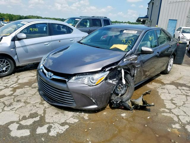 4T1BD1FK0HU211811 - 2017 TOYOTA CAMRY HYBR GRAY photo 2