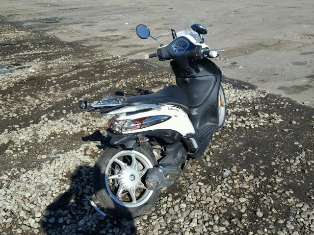 ZAPC546B5J7000159 - 2018 VESPA SCOOTER WHITE photo 4