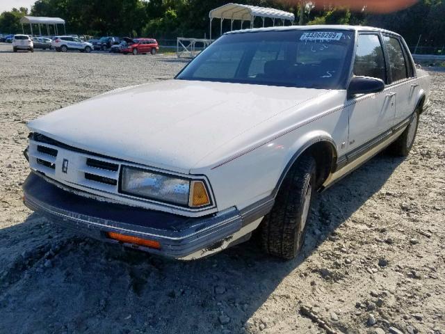 1G3HY54CXLH303063 - 1990 OLDSMOBILE DELTA 88 R WHITE photo 2