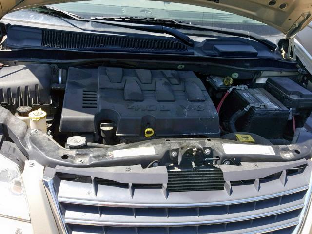 2A4RR7DX7AR399438 - 2010 CHRYSLER TOWN & COU GOLD photo 7