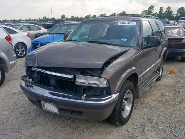 1GNCS13W9WK210842 - 1998 CHEVROLET BLAZER BROWN photo 2