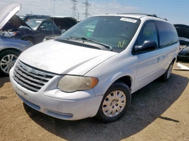 2C4GP44R05R100624 - 2005 CHRYSLER TOWN & COU WHITE photo 2