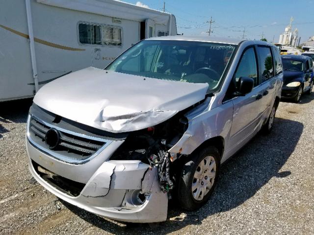 2V8HW44199R574826 - 2009 VOLKSWAGEN ROUTAN S SILVER photo 2