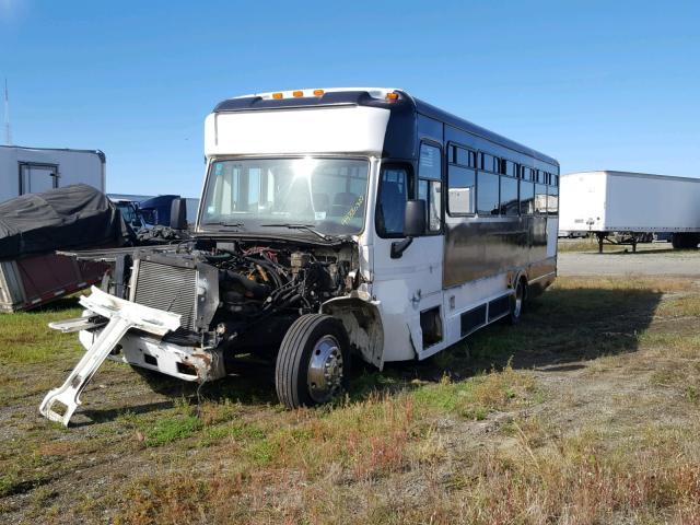 4UZAAZAL03CL96198 - 2003 FREIGHTLINER CHASSIS FB WHITE photo 2