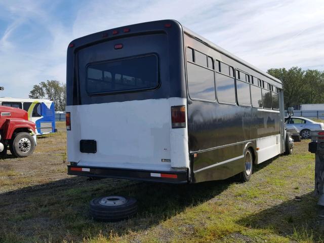 4UZAAZAL03CL96198 - 2003 FREIGHTLINER CHASSIS FB WHITE photo 4