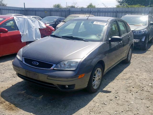 3FAFP37N75R140018 - 2005 FORD FOCUS ZX5 GRAY photo 2