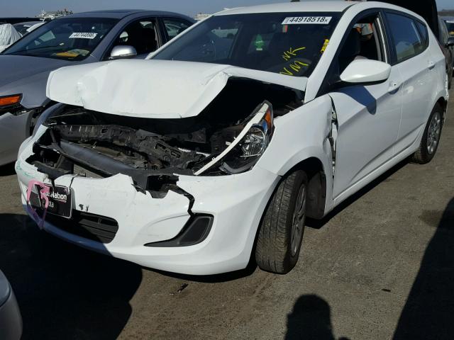 KMHCT5AE5HU300953 - 2017 HYUNDAI ACCENT SE WHITE photo 2