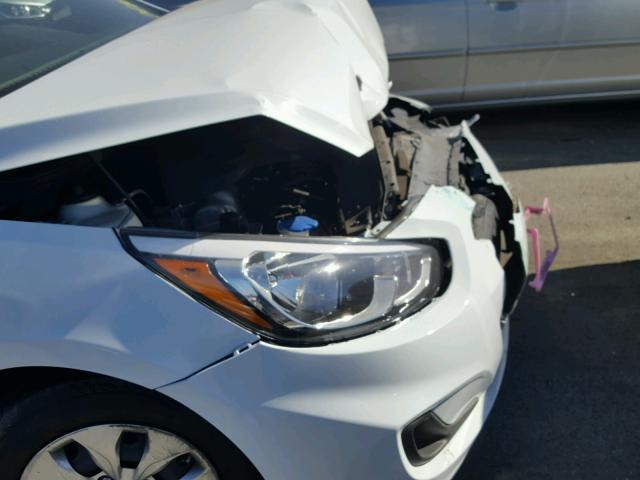 KMHCT5AE5HU300953 - 2017 HYUNDAI ACCENT SE WHITE photo 9