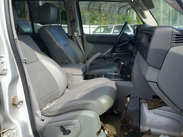 1J8HG48K86C209241 - 2006 JEEP COMMANDER Gümüş foto 5