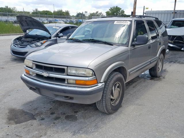 1GNDT13W3W2288082 - 1998 CHEVROLET BLAZER GRAY photo 2