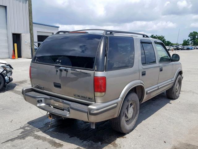 1GNDT13W3W2288082 - 1998 CHEVROLET BLAZER GRAY photo 4