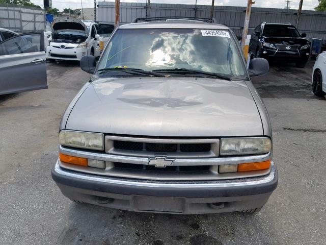 1GNDT13W3W2288082 - 1998 CHEVROLET BLAZER GRAY photo 9