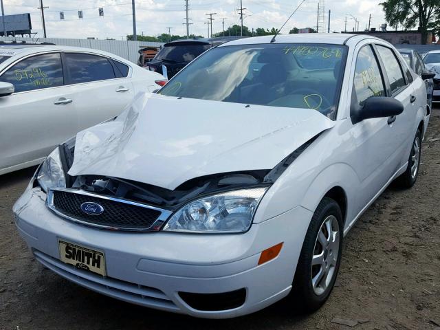 1FAFP34N65W300892 - 2005 FORD FOCUS ZX4 WHITE photo 2