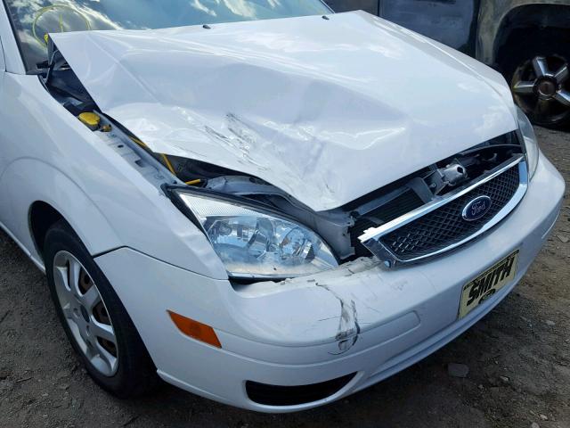 1FAFP34N65W300892 - 2005 FORD FOCUS ZX4 WHITE photo 9