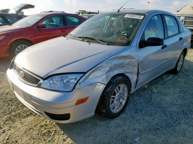 1FAFP34N17W237526 - 2007 FORD FOCUS ZX4 SILVER photo 2