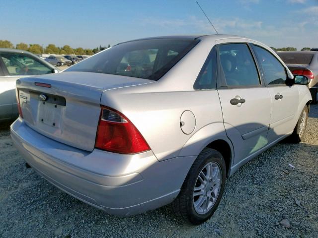 1FAFP34N17W237526 - 2007 FORD FOCUS ZX4 SILVER photo 4