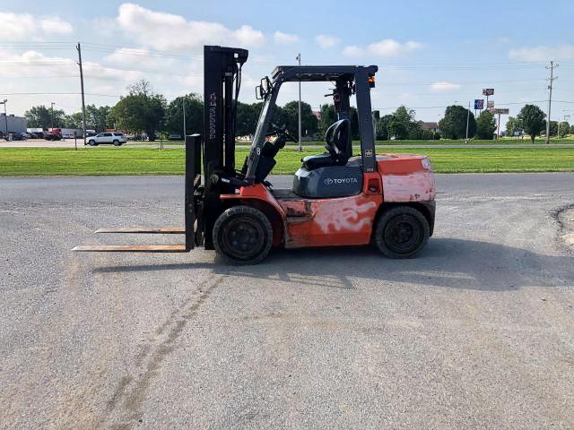 60975 - 2005 TOYOTA FORKLIFT RED photo 2