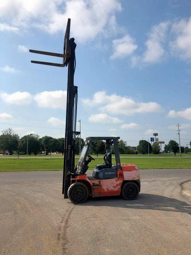 60975 - 2005 TOYOTA FORKLIFT RED photo 4