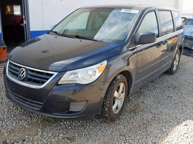 2C4RVAAG5CR120512 - 2012 VOLKSWAGEN ROUTAN S CHARCOAL photo 2